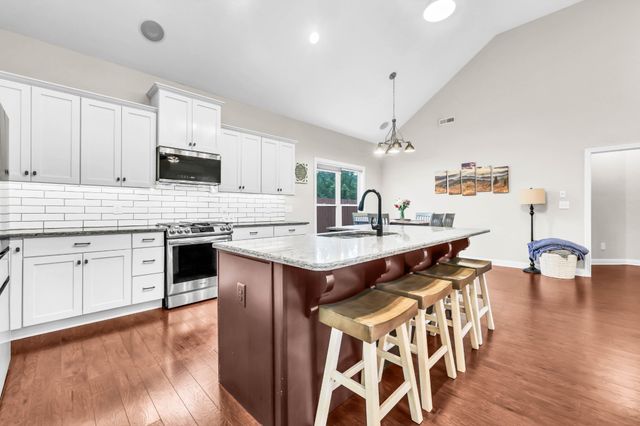 717 Valencia Dr, Clarksville, TN 37043