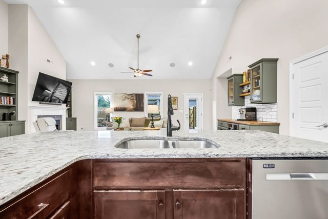 717 Valencia Dr, Clarksville, TN 37043