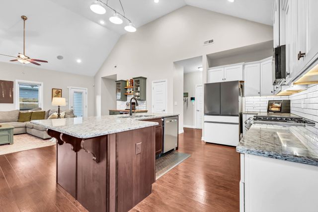 717 Valencia Dr, Clarksville, TN 37043