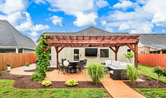 717 Valencia Dr, Clarksville, TN 37043