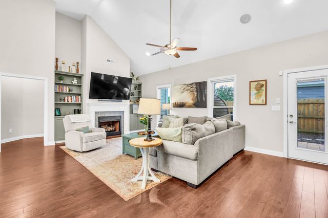 717 Valencia Dr, Clarksville, TN 37043
