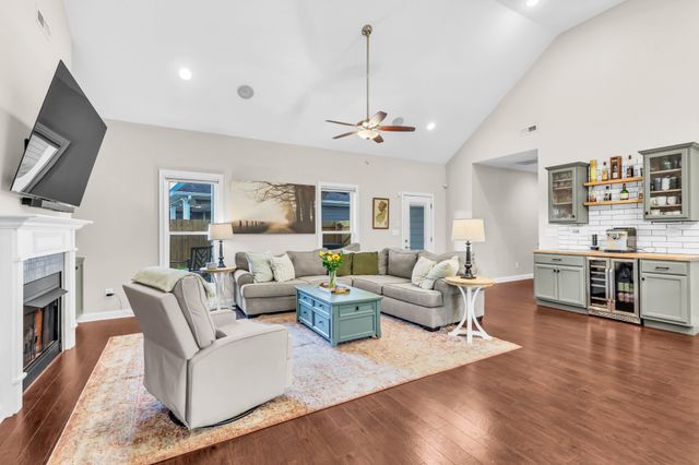 717 Valencia Dr, Clarksville, TN 37043