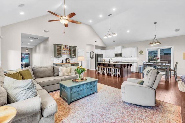717 Valencia Dr, Clarksville, TN 37043