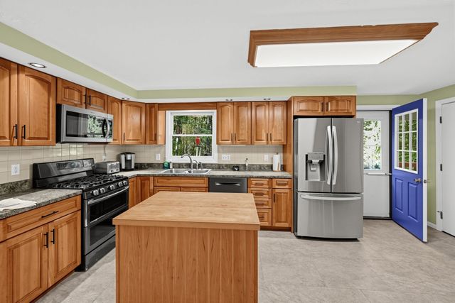 6 Woodview Dr, Hubbardston, MA 01452