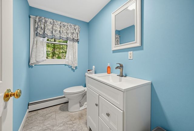 6 Woodview Dr, Hubbardston, MA 01452
