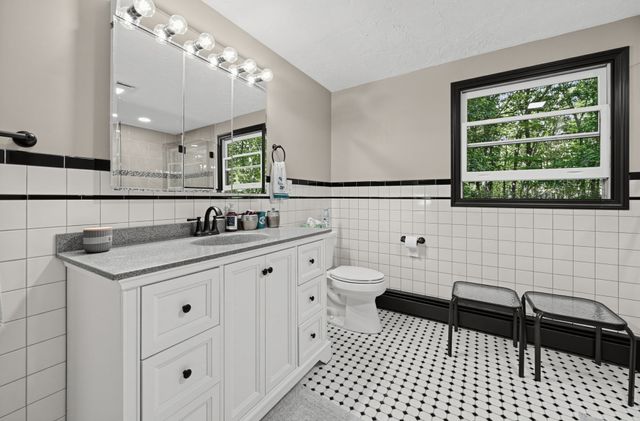 6 Woodview Dr, Hubbardston, MA 01452