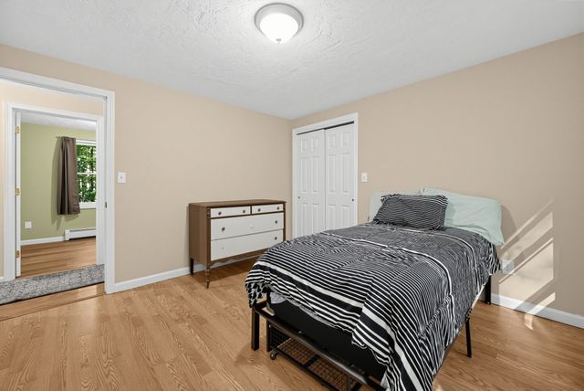 6 Woodview Dr, Hubbardston, MA 01452