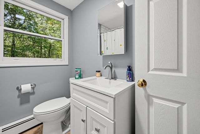 6 Woodview Dr, Hubbardston, MA 01452