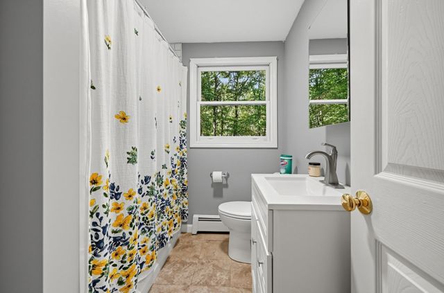6 Woodview Dr, Hubbardston, MA 01452