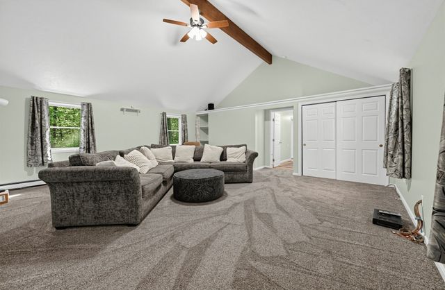 6 Woodview Dr, Hubbardston, MA 01452