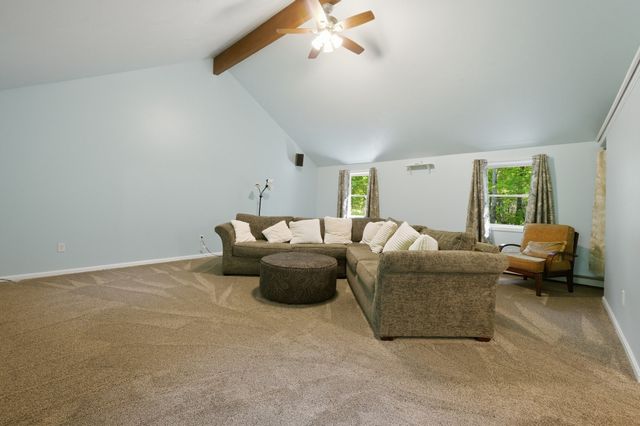 6 Woodview Dr, Hubbardston, MA 01452