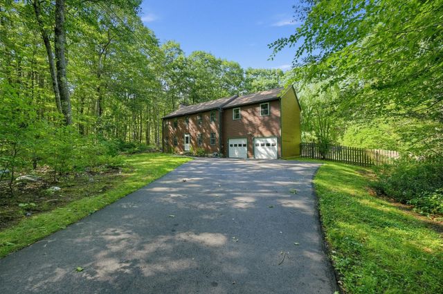 6 Woodview Dr, Hubbardston, MA 01452