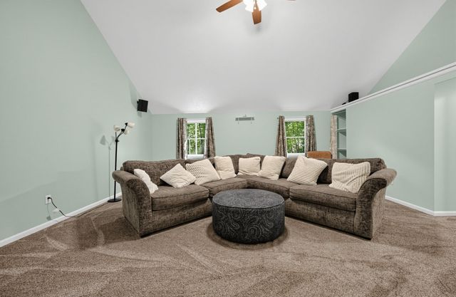 6 Woodview Dr, Hubbardston, MA 01452