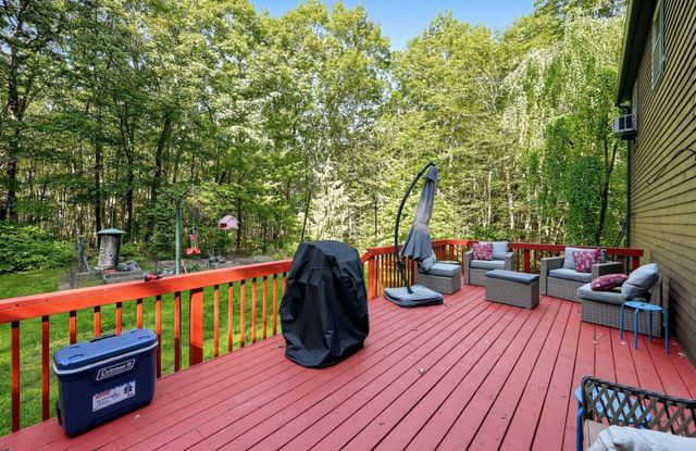 6 Woodview Dr, Hubbardston, MA 01452