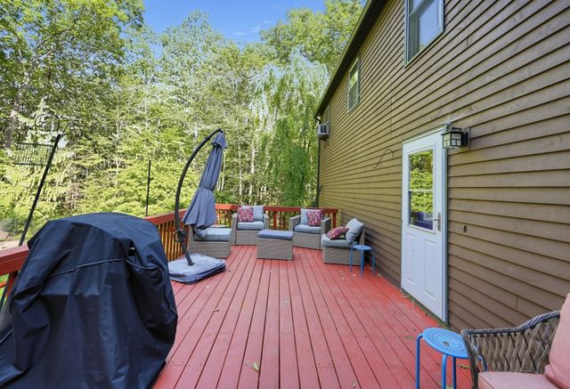 6 Woodview Dr, Hubbardston, MA 01452