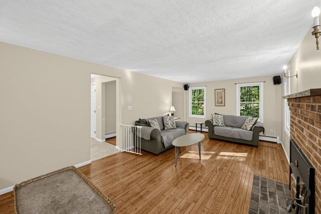 6 Woodview Dr, Hubbardston, MA 01452