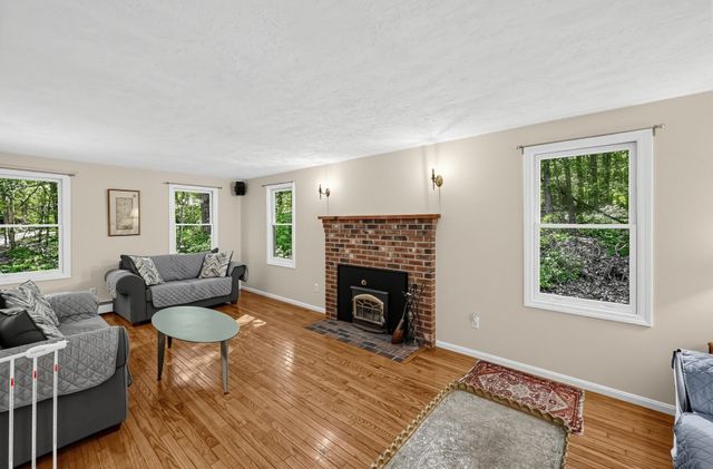 6 Woodview Dr, Hubbardston, MA 01452