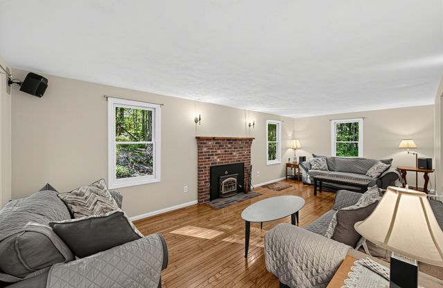 6 Woodview Dr, Hubbardston, MA 01452