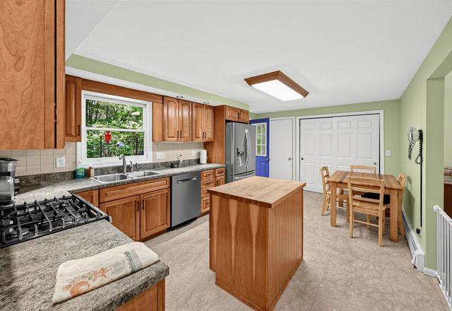 6 Woodview Dr, Hubbardston, MA 01452