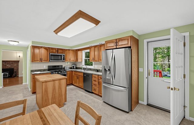 6 Woodview Dr, Hubbardston, MA 01452