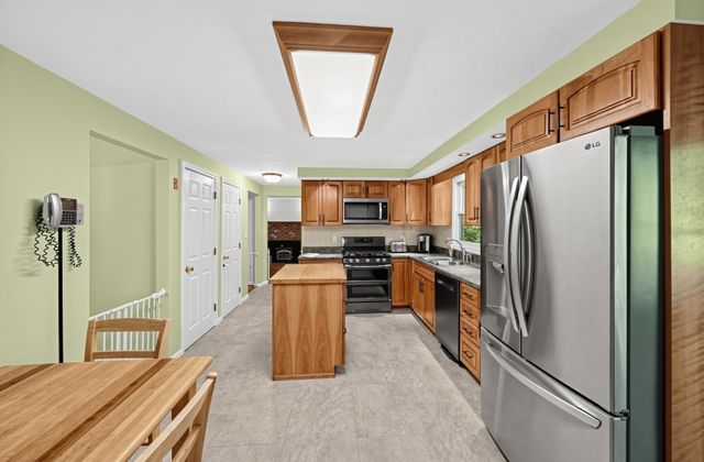 6 Woodview Dr, Hubbardston, MA 01452