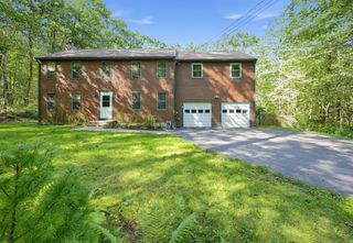6 Woodview Dr, Hubbardston, MA 01452