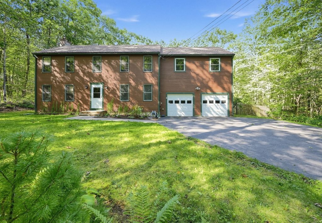 6 Woodview Dr, Hubbardston, MA 01452