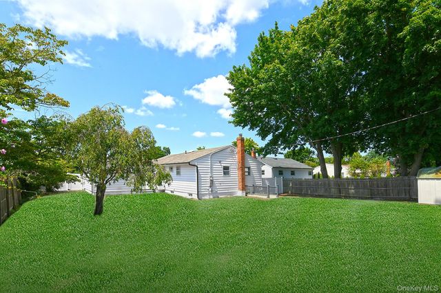 15 Parkview Drive, Commack, NY 11725