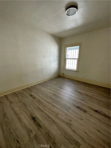 153 W 46th, Los Angeles, CA 90037