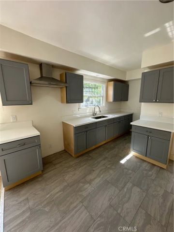 153 W 46th, Los Angeles, CA 90037