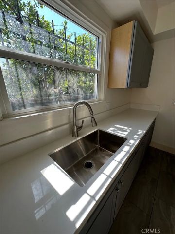 153 W 46th, Los Angeles, CA 90037