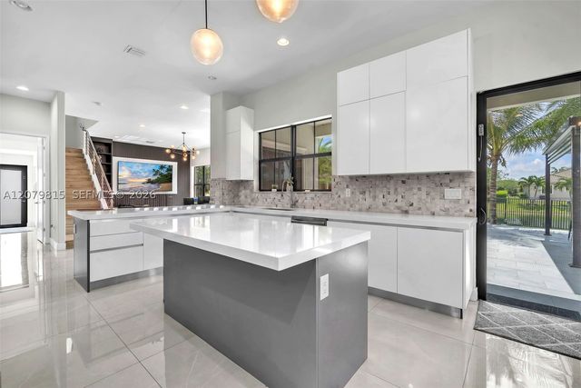 8840 Waterview Ter, Parkland, FL 33076