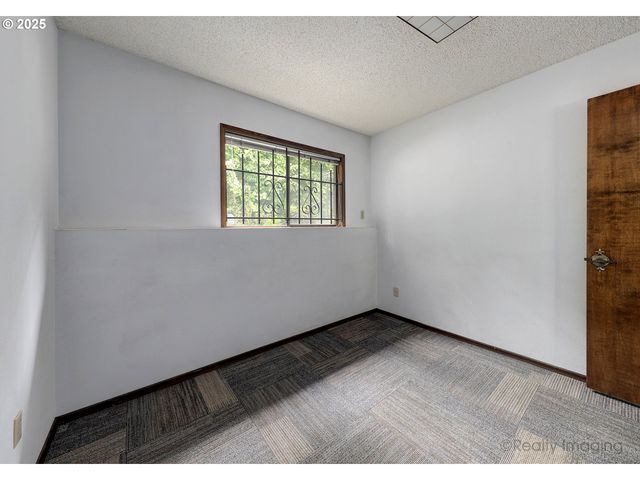 6902 Sw 2ND Ave, Portland, OR 97219