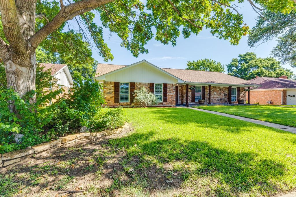 2203 Briarwood Boulevard, Arlington, TX 76013