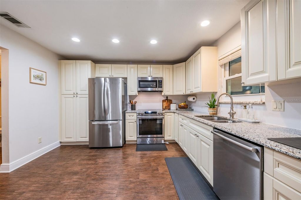 Image 11 of property listing at 5326 RIDGEWELL COURT, Tampa, FL 33624