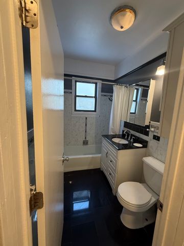 840 N Austin Boulevard 1, Oak Park, IL 60302