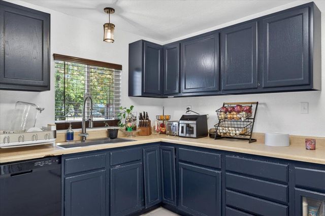 7524 Fruitridge Rd, Sacramento, CA 95820