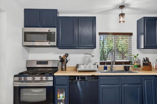7524 Fruitridge Rd, Sacramento, CA 95820