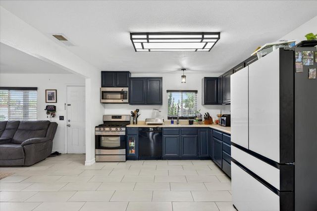 7524 Fruitridge Rd, Sacramento, CA 95820