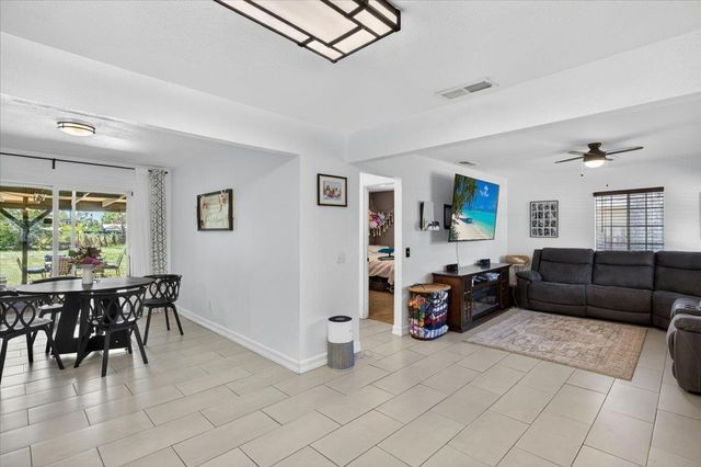 7524 Fruitridge Rd, Sacramento, CA 95820