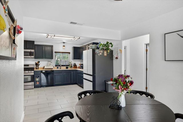 7524 Fruitridge Rd, Sacramento, CA 95820