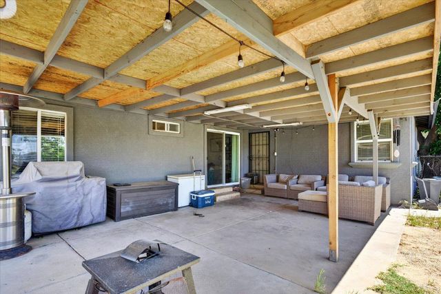 7524 Fruitridge Rd, Sacramento, CA 95820