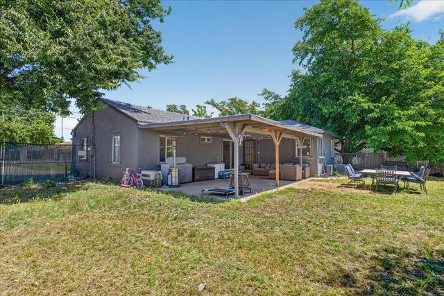 7524 Fruitridge Rd, Sacramento, CA 95820