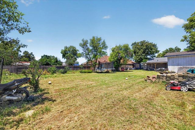 7524 Fruitridge Rd, Sacramento, CA 95820