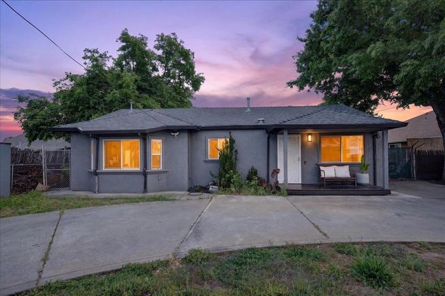 7524 Fruitridge Rd, Sacramento, CA 95820