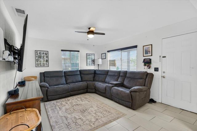 7524 Fruitridge Rd, Sacramento, CA 95820