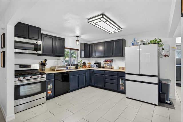 7524 Fruitridge Rd, Sacramento, CA 95820