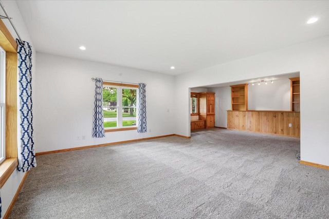 1880 Stardust DRIVE, Waukesha, WI 53186