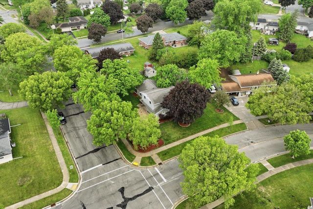1880 Stardust DRIVE, Waukesha, WI 53186