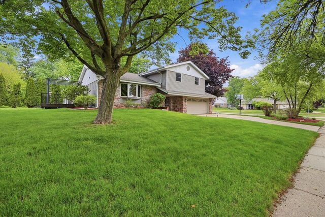 1880 Stardust DRIVE, Waukesha, WI 53186